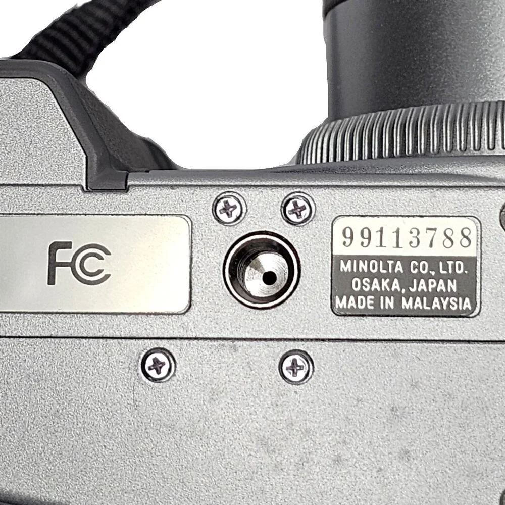 Konica Minolta DiMage 5 3.3 Mega Pixels 7x Optical Zoom Digital Camera POWERS ON